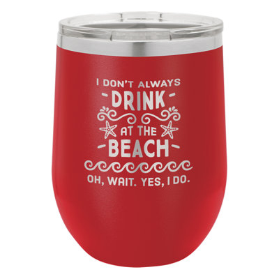 Boisson à la plage isolée et sans pied rouge
