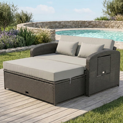 Double chaise lounge accommodating two persons. Constructed from PE wicker rattan. Reclining daybed equipped with adjustable backrests and cushions. Includes a complimentary protective cover. Finished in gray.