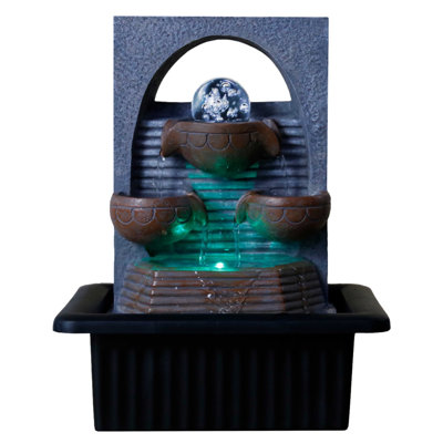 Brunnen aus Kunstharz mit Licht