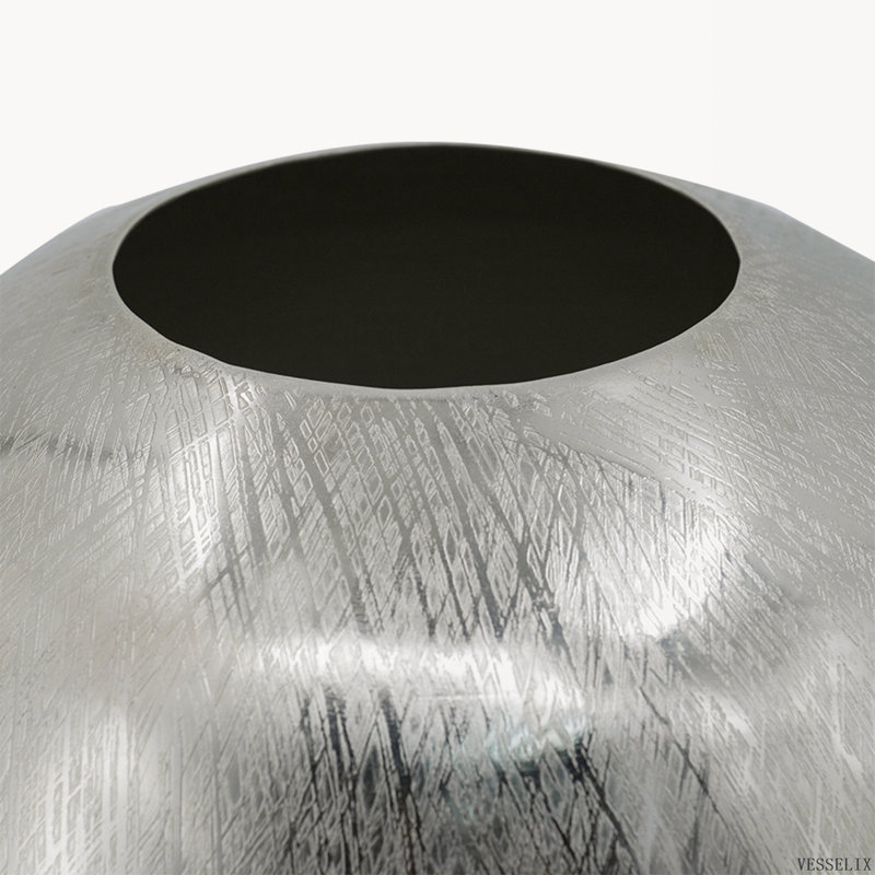 Vase en aluminium de 12,5 x 12,5 x 15 pouces avec des stries argentées
