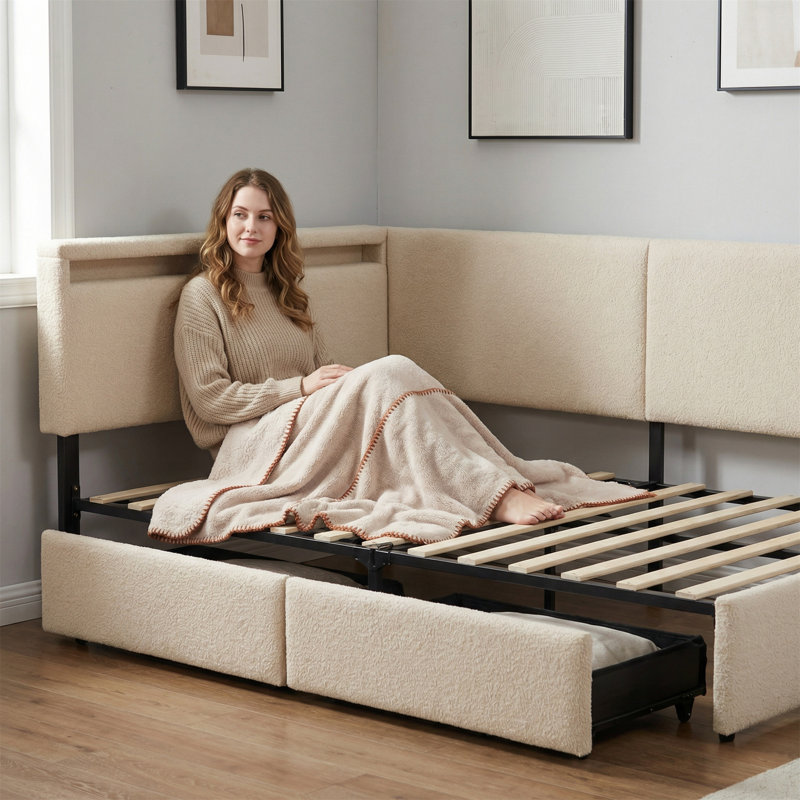 Structure de lit double tapissier avec tête de lit tapissier pleine grandeur beige, avec pieds et lattes en bois massif avec éclairage à DEL et ports de chargement USB - aucun matelas à ressorts requis.