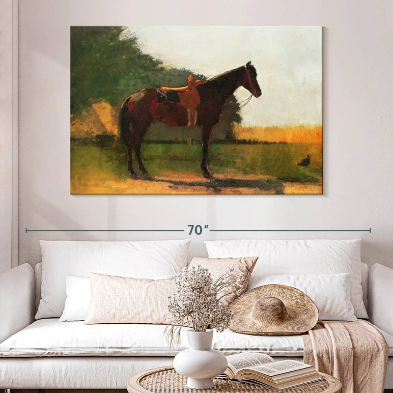Cheval de selle dans une cour de ferme, H 34 po x l 51 po