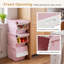 Ensemble de 3 ou 6 bacs de rangement à roulettes avec couvercles, empilables et emboîtables, en plastique blanc et rose.-1585138679