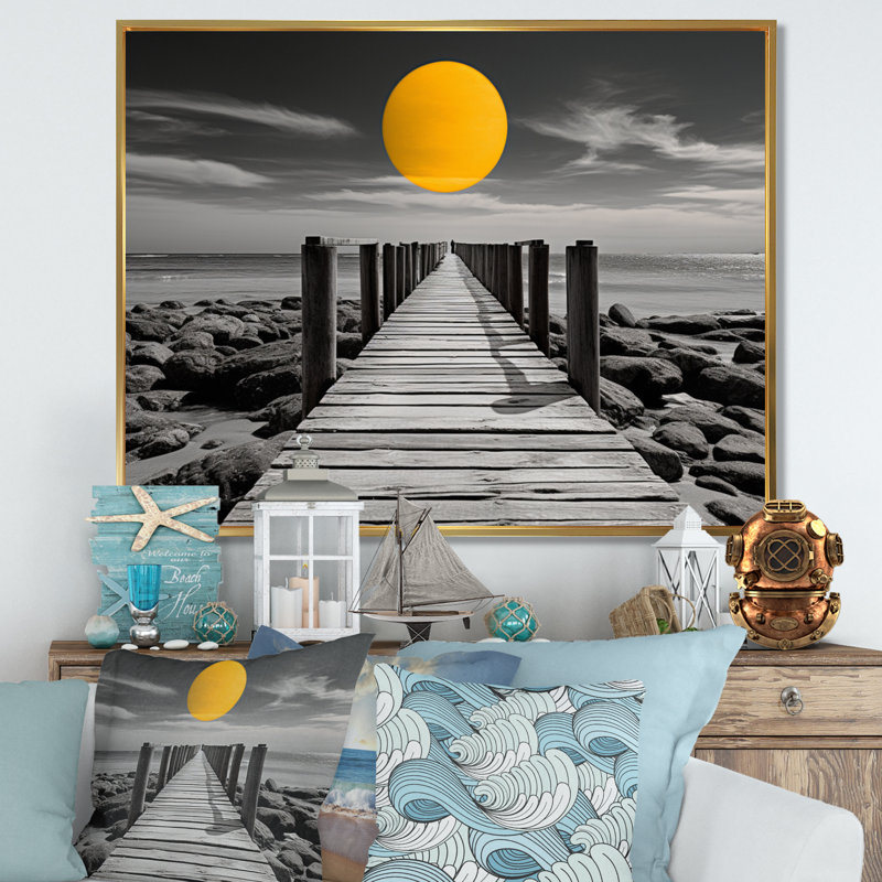 Klavdiya Beach Pier Point de vue noir VI, H 30 po x l 40 po x P 1,5 po, Cadre flottant doré