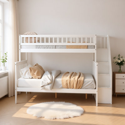 Lit superposé simple au dessus d'un escalier double avec rangement et tablettes, convertible en deux lits séparés, structure en bois massif