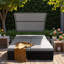 Chaise longue d'extérieur à structure en acier avec auvent courbé, dossier réglable, table d'appoint cachée et accoudoirs arqués-1023635418