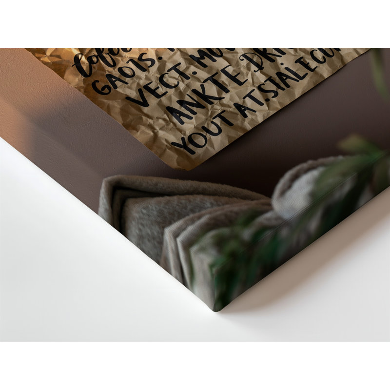 Toile, création d'une image d'une pièce de papier froissée texturée collée sur un mur de pêche doux et discret