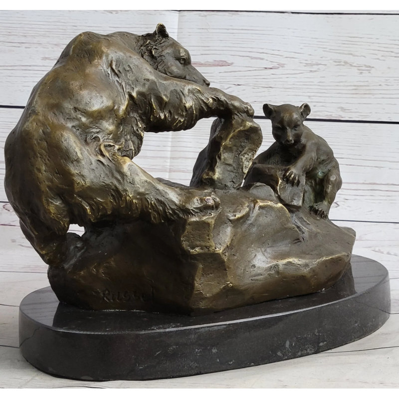 Figurine abdihafide jouant avec son ourson
