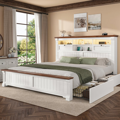 Lit plateforme King Size en bois de style campagnard avec 4 tiroirs de rangement, éclairage DEL, station de recharge et tête de lit bibliothèque de 137 cm de haut. Pied de lit à colonnes romaines de 46 cm de haut. Sommier non requis. Blanc.