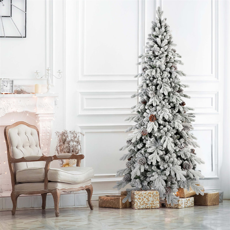 Arbre de Noël floqué avec pommes de pin naturelles, conception peu encombrante, branches articulées et support stable pour un décor de vacances d'hiver réaliste