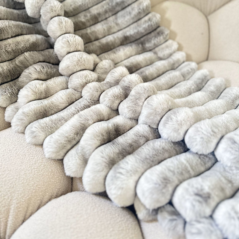 Jeté en fausse fourrure Plutus Luxe, L 110 po x l 96 po, Gris