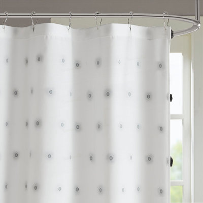 Rideau de douche Chic Pom Pom au design texturé, facile à suspendre et lavable à la machine pour les salles de bain modernes.