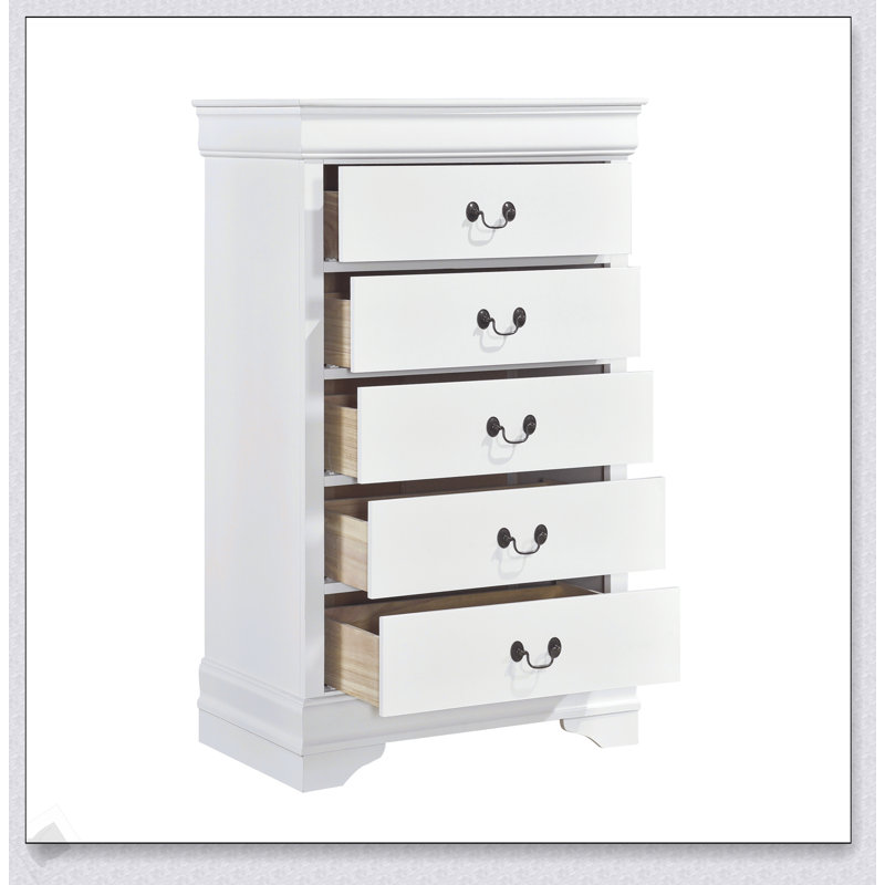 Commode 5 tiroirs à finition blanche de style traditionnel avec poignées tombantes antiques pour un rangement élégant dans la chambre à coucher
