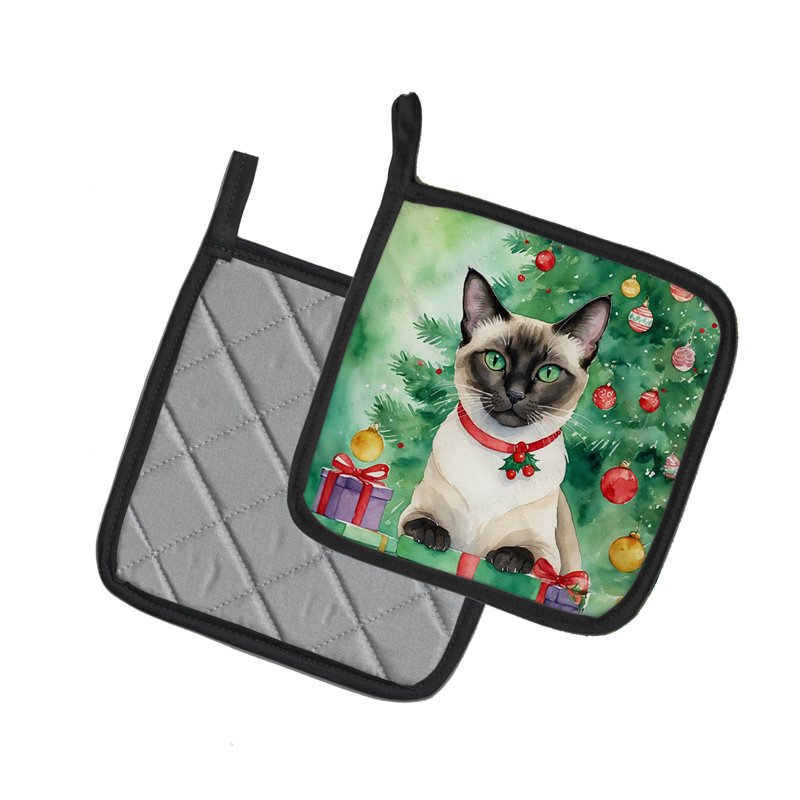 Chat siamois près de l'arbre de Noël