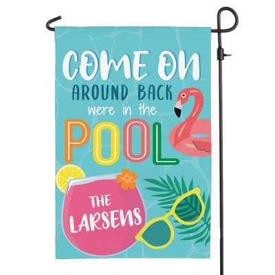 Drapeau de jardin personnalisé pour piscine - «Come On Around Back We’ in the Pool» Drapeau de jardin extérieur Flamingo avec nom de famille - Décoration de patio d'été pour la piscine, le porche et l'entrée - Polyester 12 x 17,5