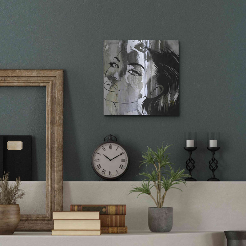 «Face In The Wall 2» par Karen Smith, H 12 po x l 12 po