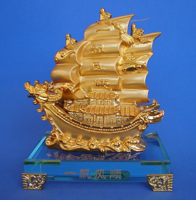 Sculpture de dragon voilier transportant une richesse