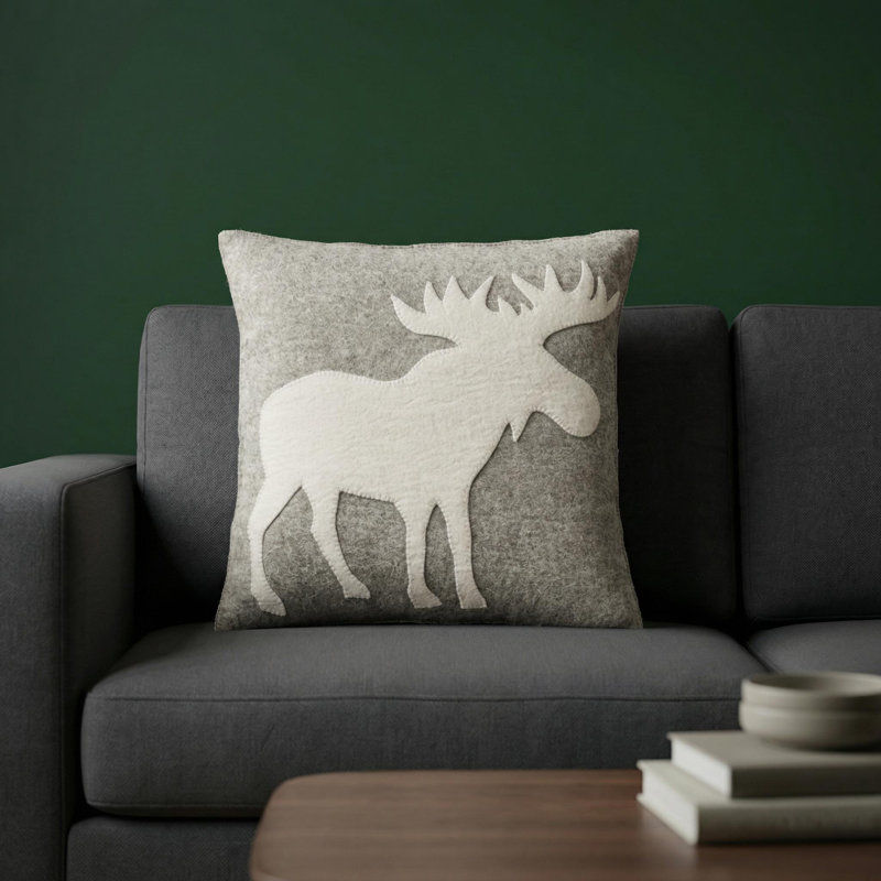 Coussin en laine feutrée à la main - Silhouette d'orignal crème sur fond gris - 20 po