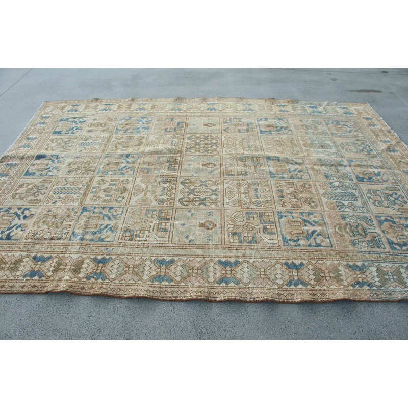 Tapis turc rétro tissé à la main avec un motif géométrique complexe dans des tons beiges et bleus pour une décoration intérieure élégante