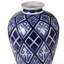 Vase décoratif en porcelaine fabriqué à la main avec motif de losanges géométriques, silhouette arrondie lisse, rebord évasé et fonctionnalité décorative polyvalente.