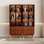 Ensemble de deux pièces 23,6 "brun avec présentoir à 3 niveaux et bibliothèque à liqueur, étagère de cuisine moderne en bois de style Mid-Century avec porte en verre et tiroirs à panneau en relief pour la salle à manger