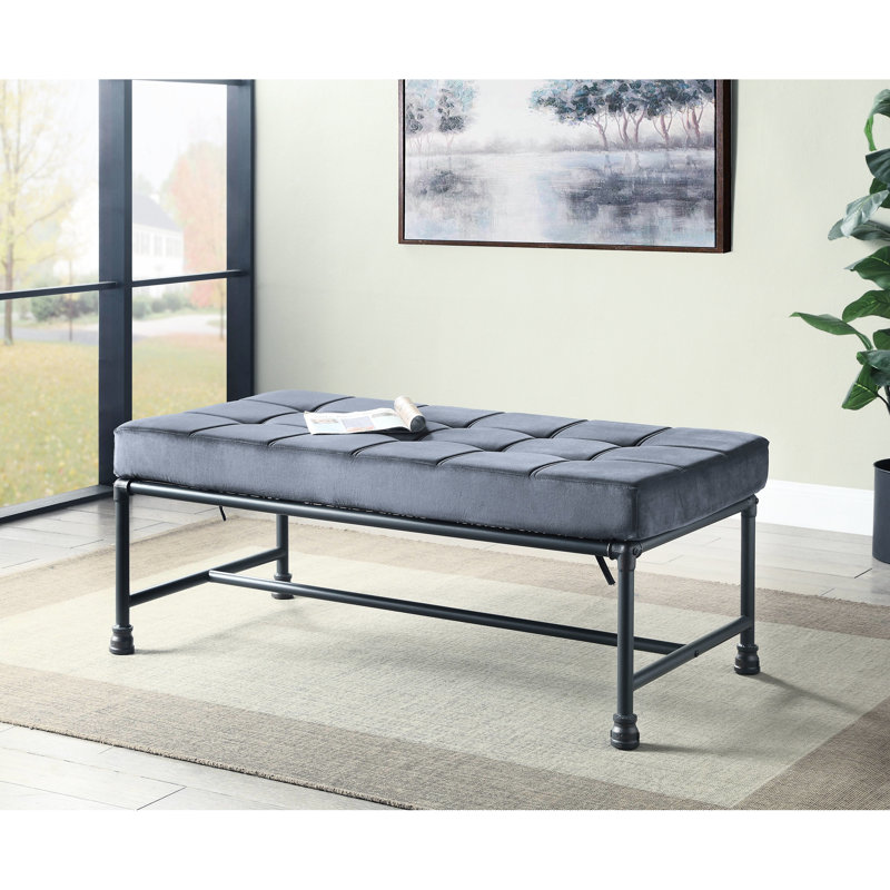 Banc en velours à finition gris sablé, siège et dossier en mousse à mémoire de forme Kd avec structure en métal de style tuyau de rencontre, espace entre les planchers de 13 po, capacité de chargement de 300 lb, profondeur du produit de 24 po, largeur de 48 po et hauteur de 18 po,