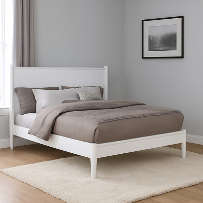 Très grand lit plateforme Mid-Century blanc, pas de sommier tapissier, pieds fuselés ronds, ensemble de lattes pour le confort de la chambre à coucher