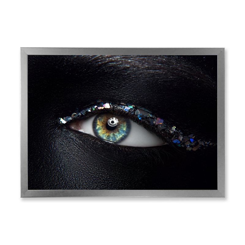 «Woman Eyes with Multi-coloured Glass Sparkles» - photographie sur toile, H 24 po x l 32 po x P 1,5 po