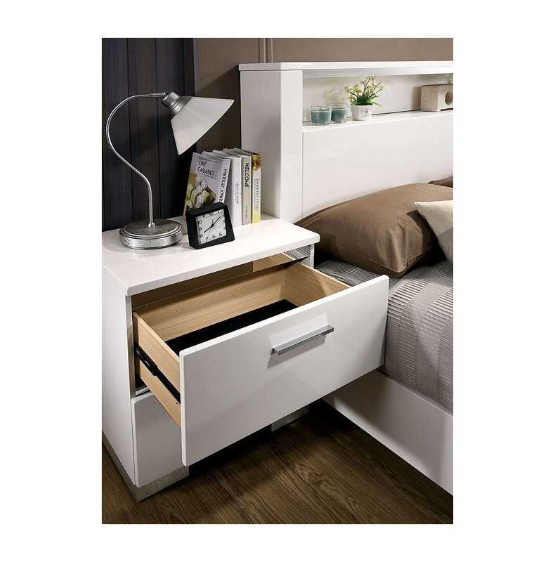Table de chevet moderne blanche à haute brillance avec chargeur USB - Table de chevet contemporaine avec tiroir de rangement, fabrication en bois massif, poignées et pieds chromés pour la chambre à coucher