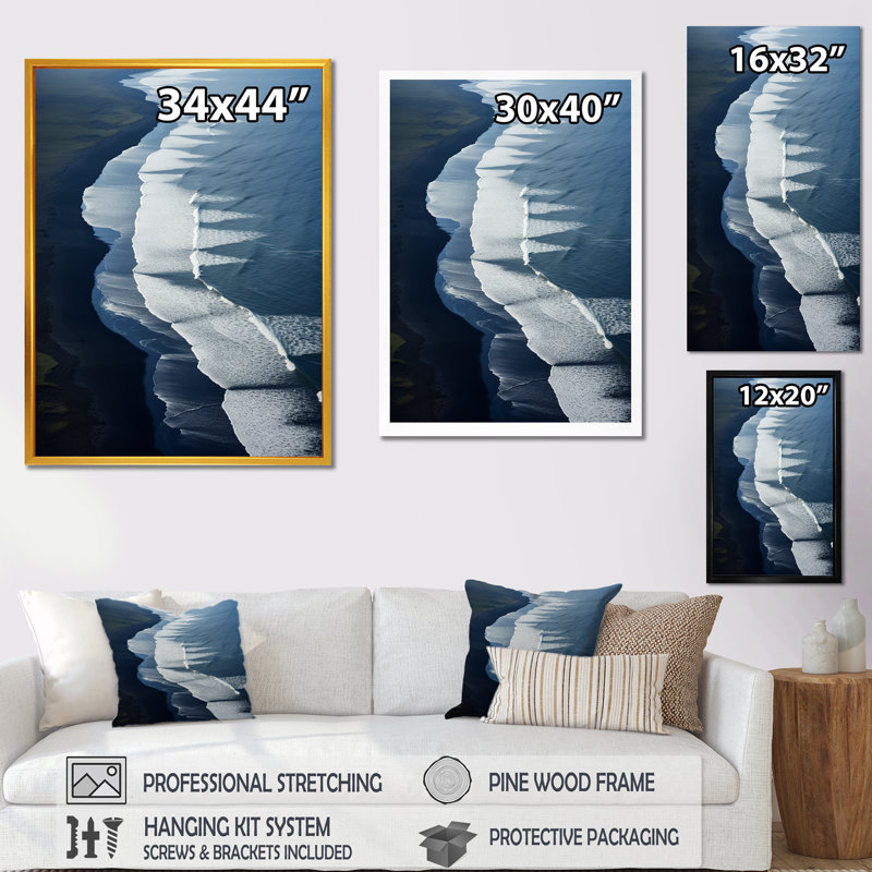 Vue aérienne de la plage de sable noir IV - plage et océan, art mural, H 20 po x l 12 po x P 1 po, Cadre simple noir