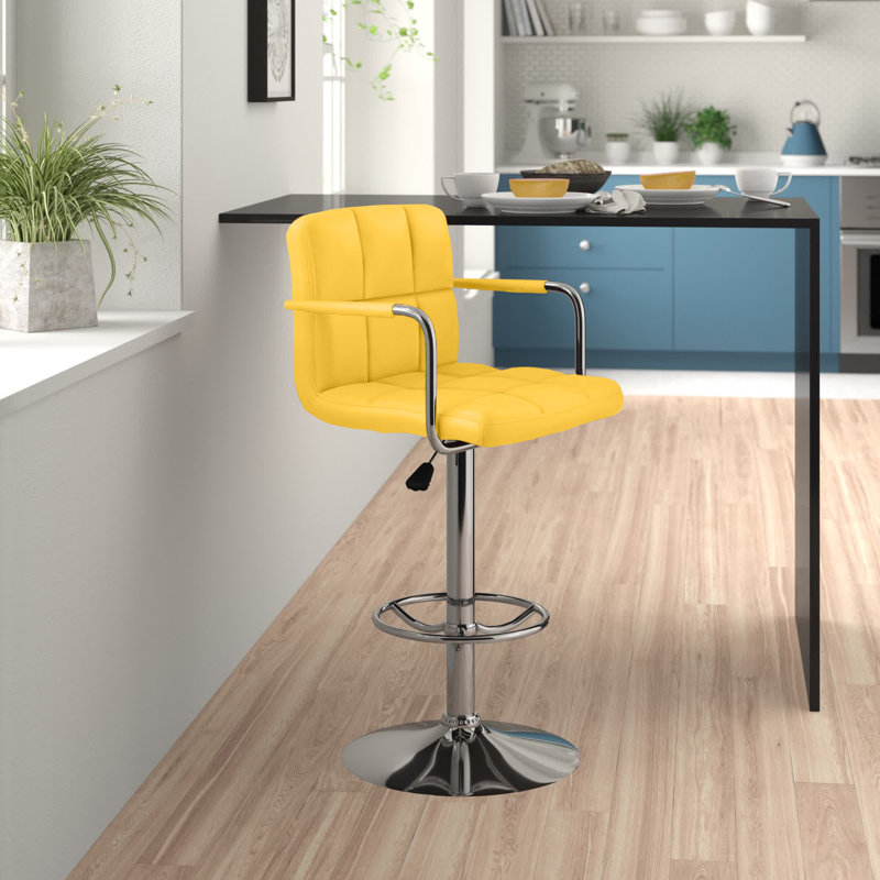 Tabouret de bar contemporain à hauteur réglable en vinyle matelassé avec accoudoirs et base chromés Chestertown, Jaune