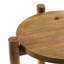 Table d'appoint en bois de pin et bois aggloméré au fini châtaignier avec tablette en rotin