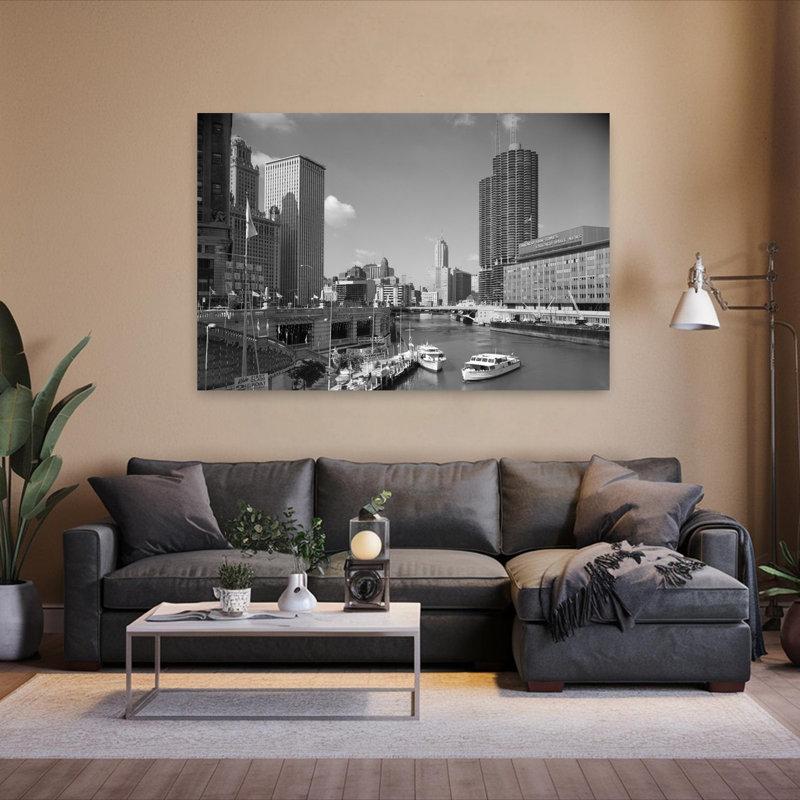 «1960S Chicago River From Michigan Avenue», Sun Times, bâtiment à droite et bateaux dans la rivière, H 40 po x l 60 po