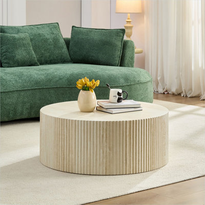 Table basse avec finition en faux travertin et tables rondes gigognes en relief pour le salon