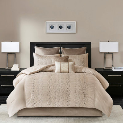 Ensemble de literie pour très grand lit 8 pièces - édredon brodé, taies décoratives en soie synthétique, touche luxueuse