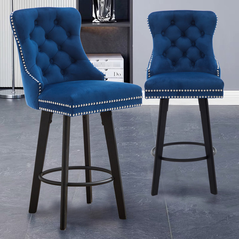 Chaises de bar pivotantes avec siège en velours et grands tabourets à boutons 2 pièces bleu marine recouvrant une base solide, paire