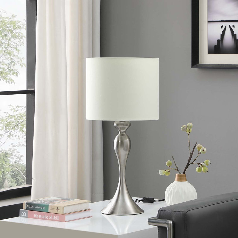 Lampe de table moderne en métal brossé 24,5 po In Bailey, Argent brossé