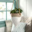 Pot de fleurs suspendu rond en terre cuite sur corde de jute-32973887