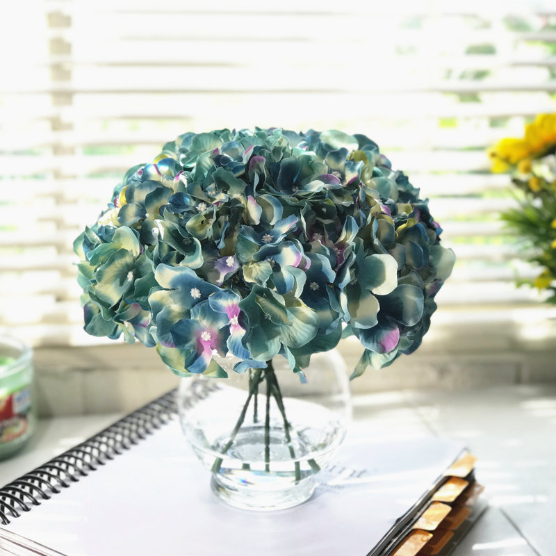 Agencement de fleurs en soie hortensia et pièce maîtresse en vase