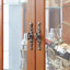 Vitrine de cuisine avec lueur radieuse et intérieur sophistiqué au design raffiné