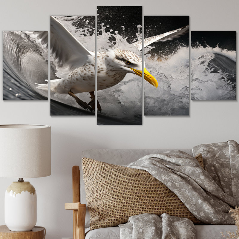 Méridienne grise et jaune surfant sur des vagues - salon d'art mural animaux marins - 5 panneaux