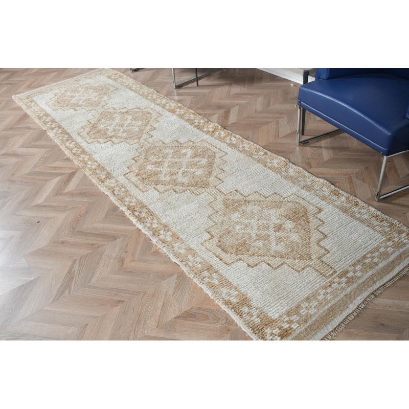 Tapis turc en laine beige fait à la main avec motif géométrique parfait pour les couloirs et les couloirs dans un style rustique