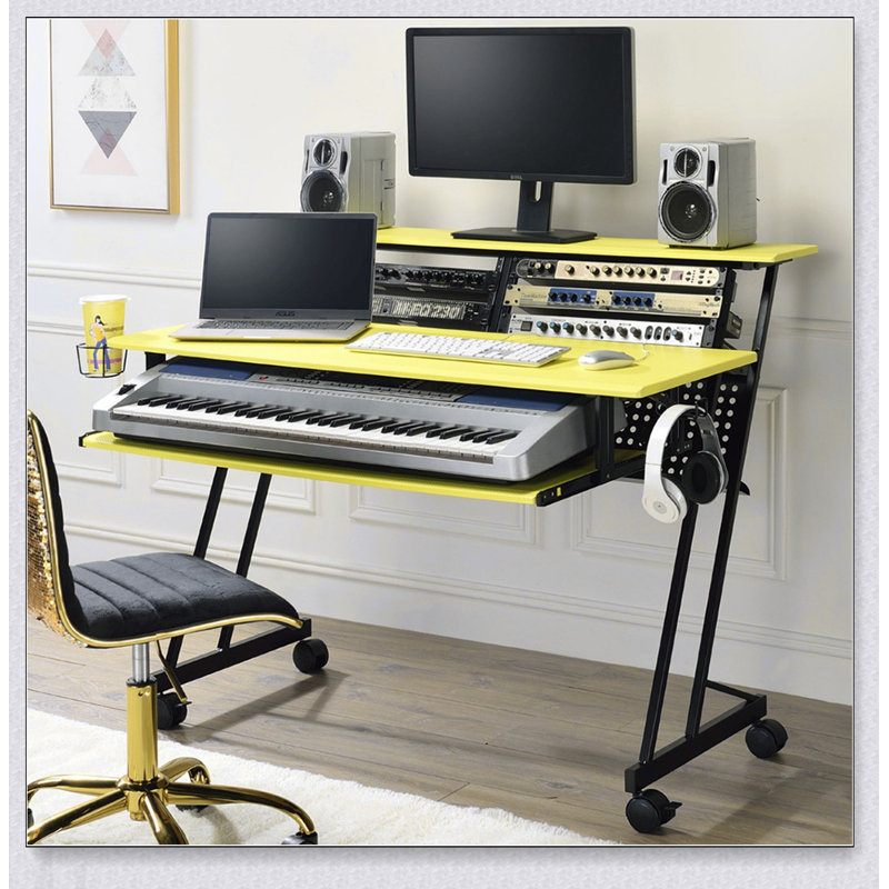 Bureau de studio d'enregistrement de musique avec plateau à clavier, idéal pour les espaces de travail organisés ou confortables à la maison ou professionnels