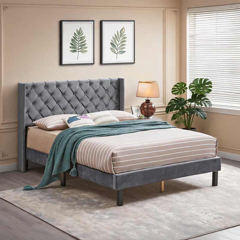 Pour les chambres d'amis et les chambres des maîtres, un lit plateforme de luxe grand format en velours gris neutre avec un design à oreilles capitonné