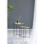Ensemble de 2 tables d'appoint en fer doré et noir avec plateau en verre, L: P18 x 23,5 po: P 16 x 20 po