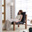 Fauteuil de loisir de 27,56 po de style minimaliste de luxe avec coussin supérieur en cuir noir, structure en bois de frêne et dossier simple pour le salon et le balcon