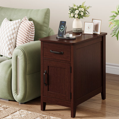 Table de bout étroite avec station de charge, prise rabattable et USB-C, table de chevet avec tiroir et armoire
