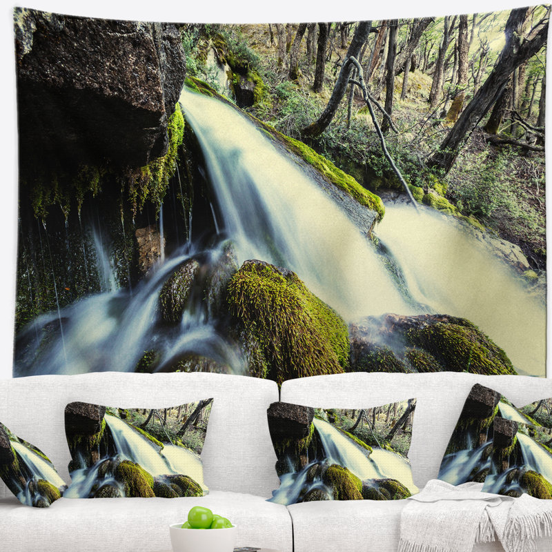 Tapisserie cascade en mer dans une forêt sur roches, H 32 po x l 39 po