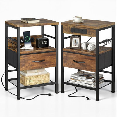 Ensemble de 2 tables de chevet avec station de charge, ports USB-C et USB-A, 1 tiroir en tissu, étagères ouvertes et crochets, tables de chevet brunes