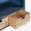 Console de style rétro avec tiroirs et paniers tissés en jacinthe d'eau, une pièce polyvalente pour plusieurs espaces de la maison-137726939